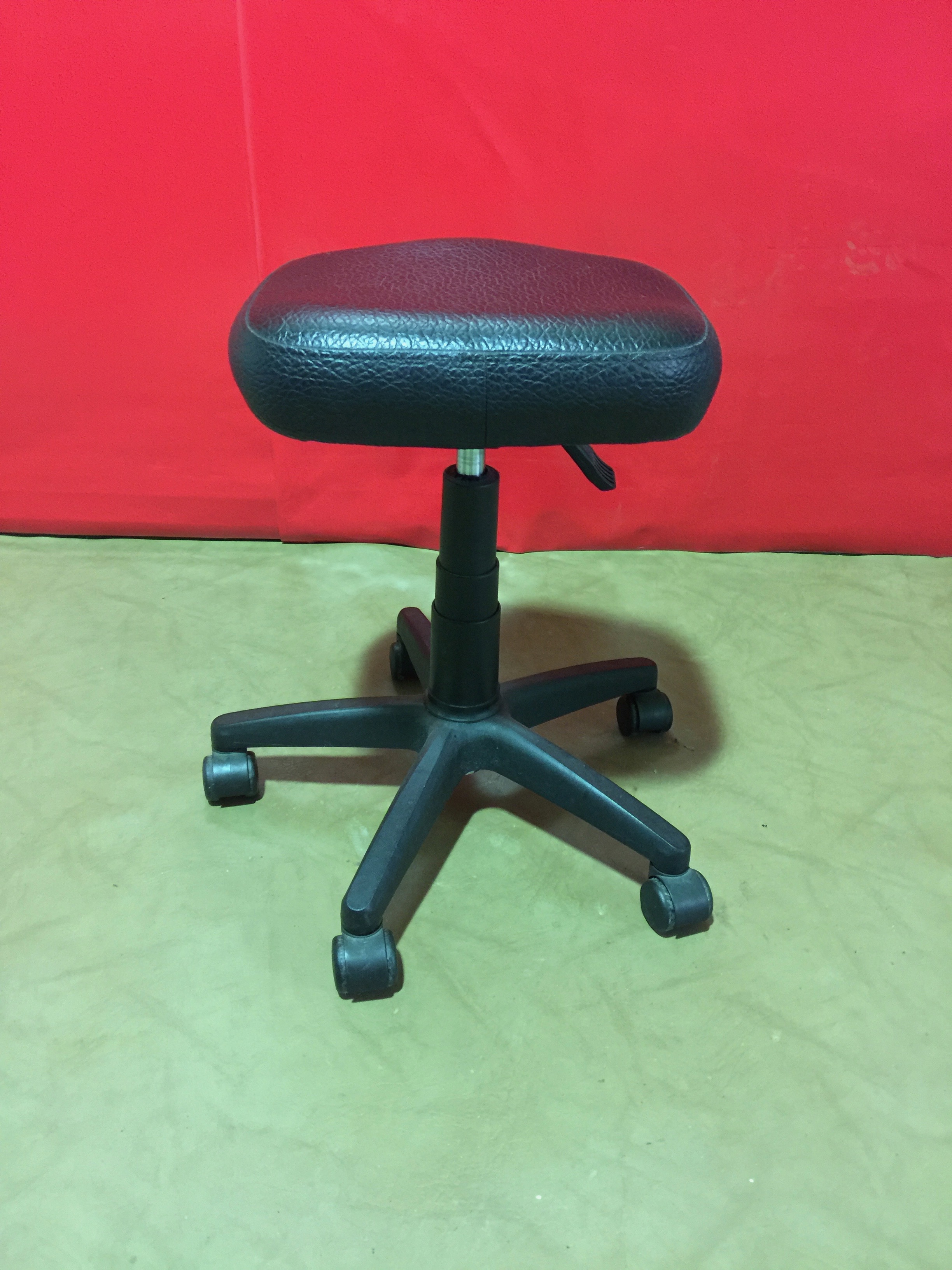 Friseurhocker mit Sitzpassform (Schwarz)-image